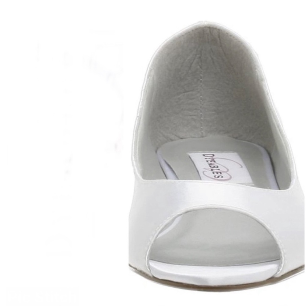 Women's Dyeables “Kara” in Size 10D.